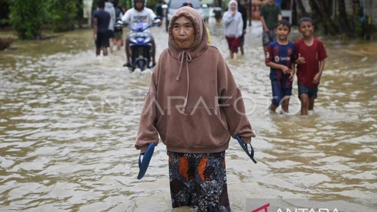 Hujan deras sejak Minggu pagi menyebabkan banjir di 22 titik di Samarinda, Kalimantan Timur, memutus akses jalan utama ke Bontang dan menyebabkan pohon tumbang serta tanah longsor.