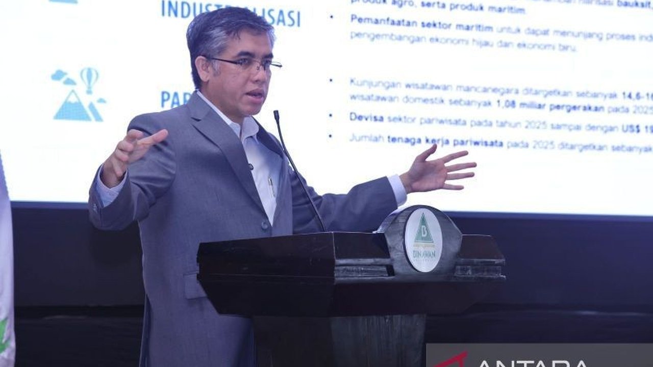 Menteri Ketenagakerjaan menekankan pentingnya peningkatan kualitas tenaga kerja Indonesia untuk menghadapi persaingan global di era digital, melalui pelatihan terintegrasi dan sertifikasi kompetensi.