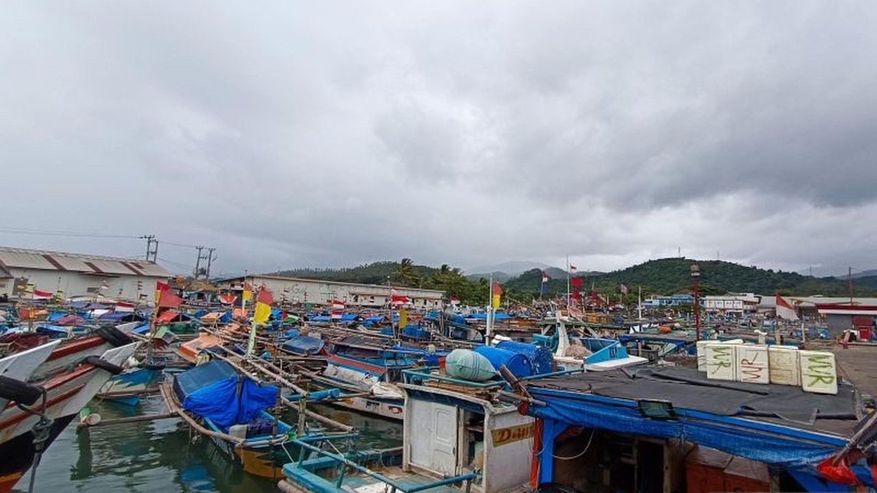 HNSI Sukabumi mengimbau nelayan untuk tidak melaut selama cuaca buruk berlangsung, mengingat risiko tinggi dan dampak ekonomi yang signifikan bagi para nelayan.