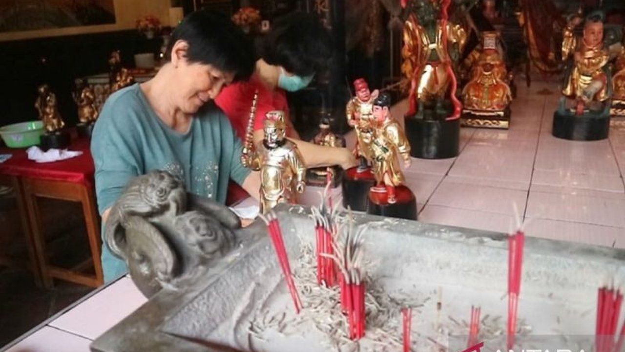 Jelang Imlek 2025, warga Tionghoa Madiun menggelar ritual Kimsin, membersihkan 22 patung dewa di Klenteng Hwie Ing Kiong, sebagai simbol menyambut tahun baru dan menjadi pribadi lebih baik.