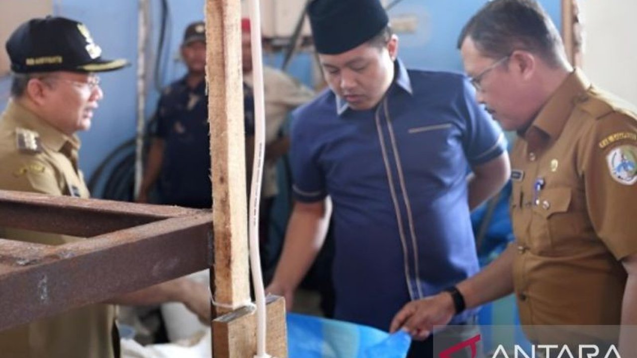 Pemerintah Kabupaten Sampang membangun alat pemurnian garam untuk meningkatkan kualitas dan harga garam produksi petani di Kecamatan Pangarengan, guna mendongkrak perekonomian masyarakat setempat.