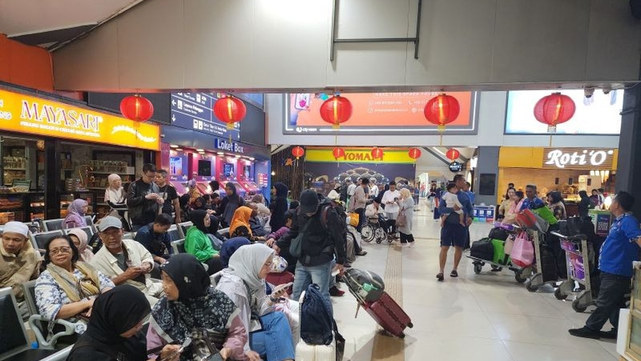 PT KAI Daop 2 Bandung mencatat lonjakan penumpang hingga 37.779 orang selama libur panjang Isra Mi'raj dan Imlek 2025, meningkat 28 persen dibanding pekan sebelumnya, dengan Yogyakarta dan Surabaya sebagai tujuan favorit.