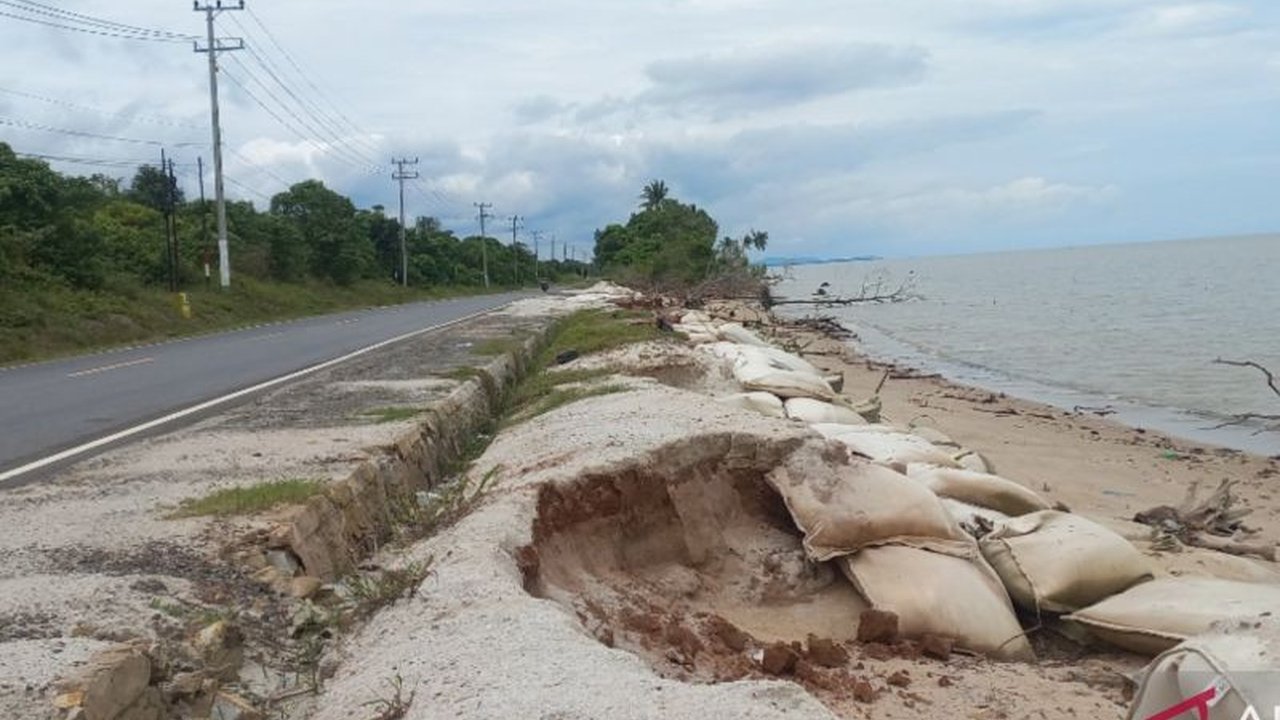 Badan Wilayah Sungai (BWS) Kepulauan Bangka Belitung akan membangun talud pengaman pantai di Desa Penyak, Bangka Tengah pada tahun 2025 untuk mengatasi abrasi yang mengancam jalan provinsi.