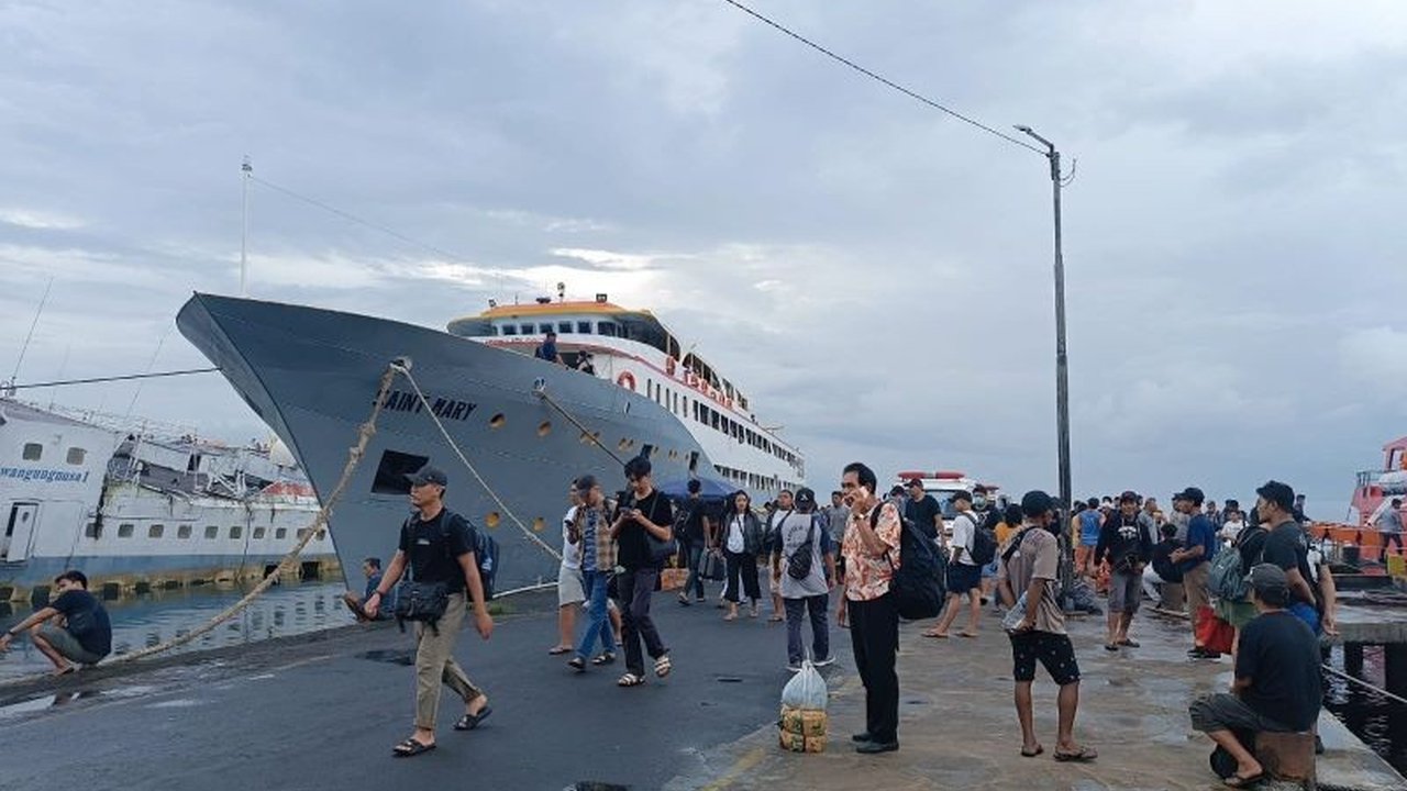 BMKG memperingatkan potensi gelombang tinggi hingga 2,5 meter di lima wilayah perairan Sulawesi Utara hingga 30 Januari 2025, mengancam keselamatan pelayaran.