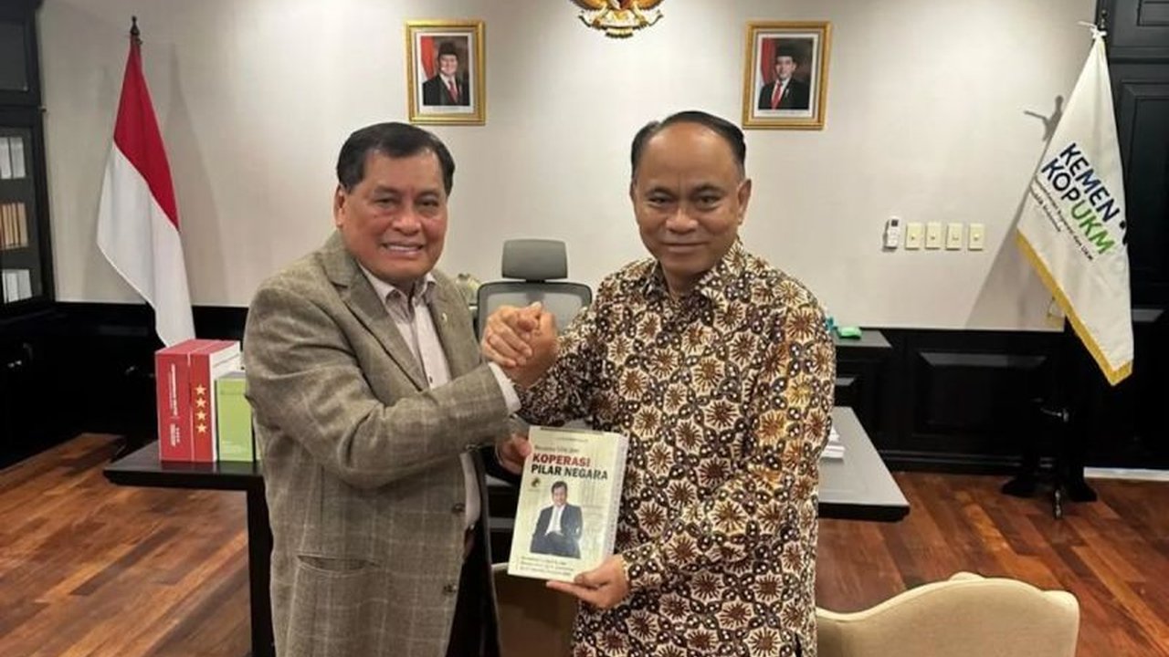 Ketua Umum Dekopin, Nurdin Halid, menerima penghargaan Tokoh Inspiratif Koperasi dari KAHMI atas dedikasinya selama 44 tahun memajukan koperasi Indonesia dan  menjadikan koperasi sebagai pilar ekonomi kerakyatan.