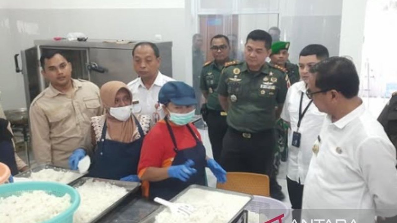 Dapur Umum SPPG Pamekasan merekrut 47 pekerja lokal untuk menjalankan program Makan Bergizi Gratis yang mendistribusikan 2.935 porsi makanan bergizi setiap hari ke sembilan sekolah di Pamekasan.