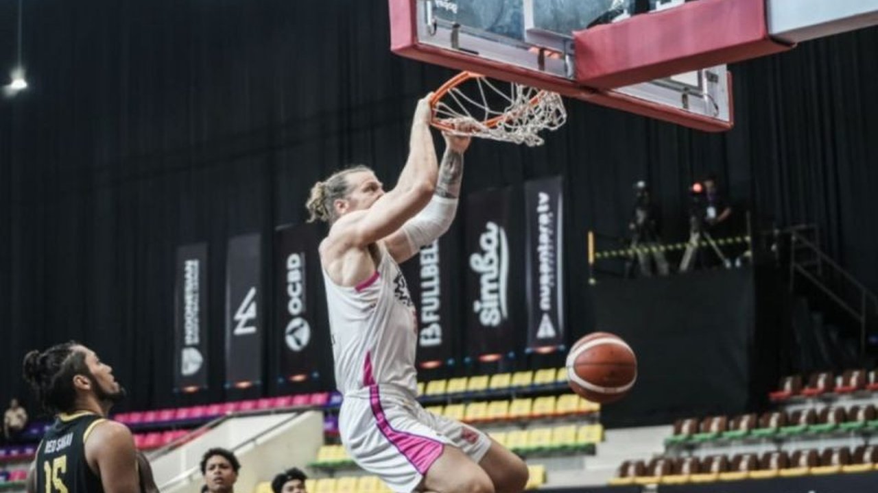 Rans Simba Bogor meraih kemenangan perdana atas Bali United dengan skor 95-83 di pekan ketiga IBL 2025, Minggu (26/1), unggul lewat dominasi di area paint dan second chance points.