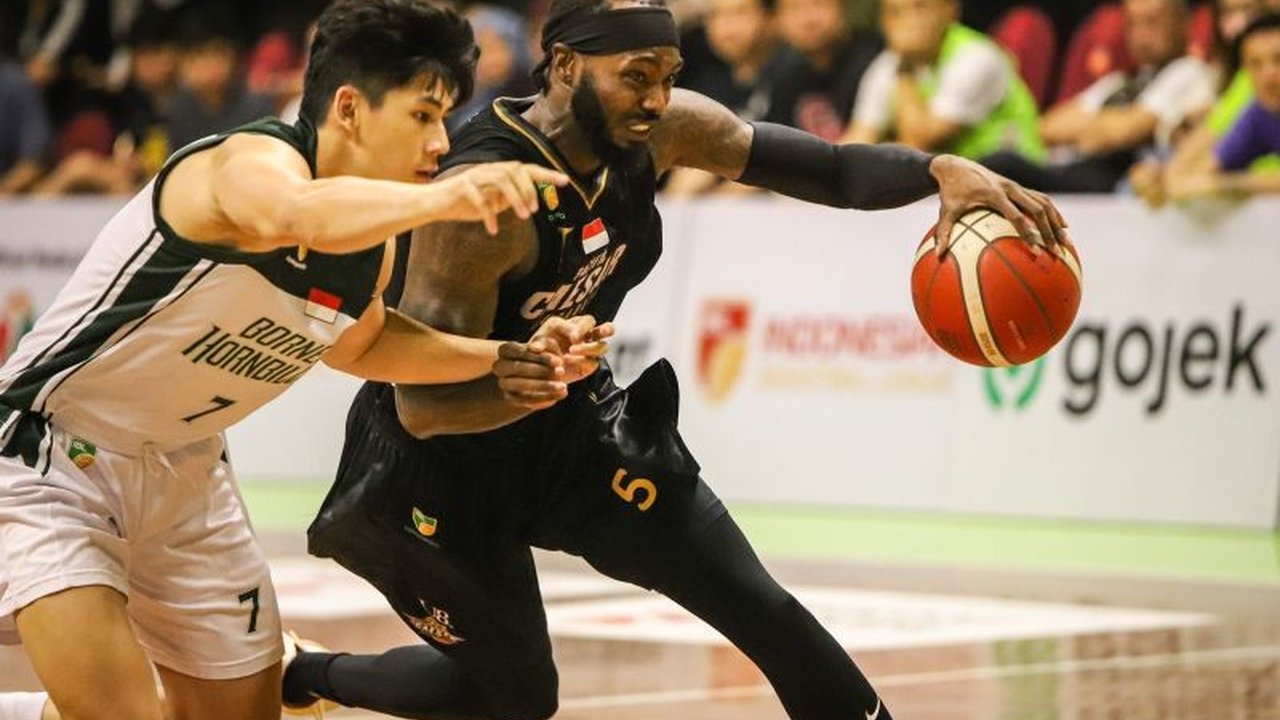 Michael Qualls memimpin Borneo Hornbills (BHB) meraih kemenangan 86-75 atas Pacific Caesar Surabaya (PCF) di IBL 2025, Minggu malam, berkat penampilan gemilangnya dengan 27 poin, 14 rebound, dan 4 assist.
