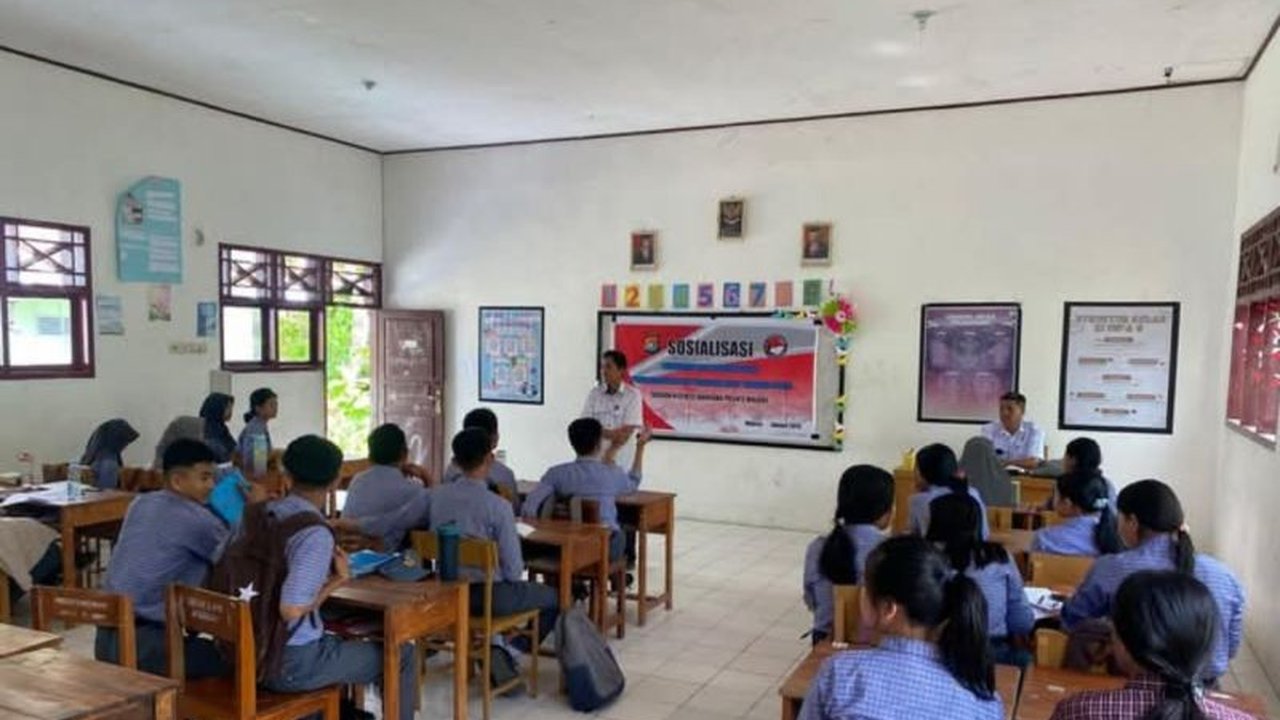 Polres Majene melakukan sosialisasi bahaya narkoba di SMA 3 dan SMP 4 Majene, Sulawesi Barat, untuk mencegah penyalahgunaan narkoba di kalangan pelajar dan menciptakan lingkungan sekolah yang sehat.