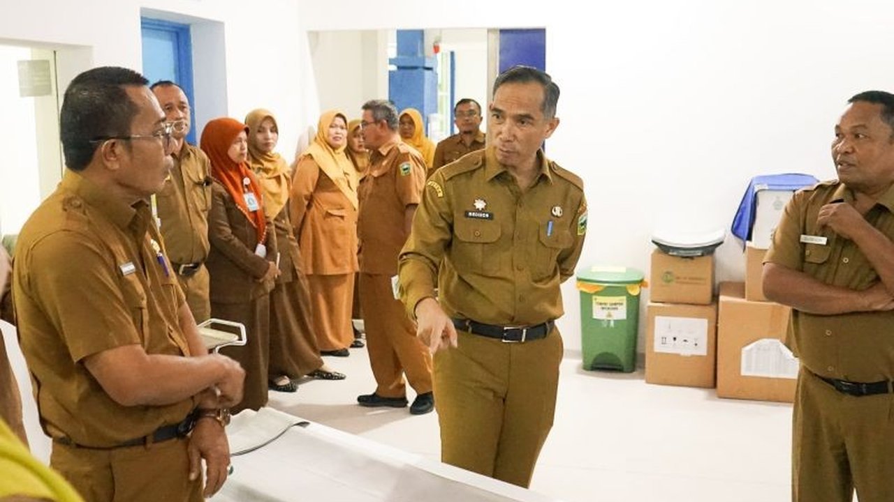 Pemkab Solok melalui sidak di RSUD Arosuka berupaya meningkatkan layanan kesehatan masyarakat dengan fokus pada kenyamanan pasien dan perbaikan infrastruktur, kebersihan, dan fasilitas umum.