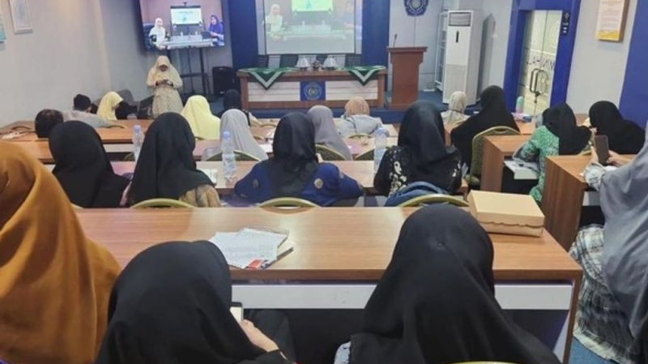 Nasyiatul Aisyiyah Makassar menggelar pelatihan paralegal untuk memberdayakan masyarakat, khususnya perempuan, dalam mengakses keadilan dan menghadapi kekerasan, didorong data tinggi kekerasan terhadap perempuan di Indonesia.