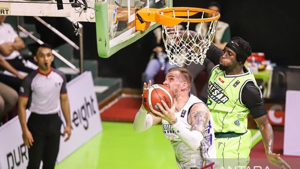 Prawira Bandung berhasil meraih kemenangan tipis 86-84 atas Dewa United di IBL 2025 setelah pertandingan sengit hingga detik-detik akhir, meskipun sempat tertinggal di beberapa kuarter.