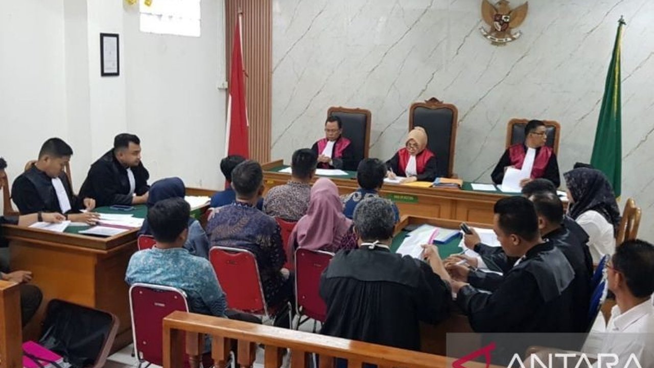 Tujuh pejabat Pemkab Bekasi memberikan kesaksian tambahan dalam sidang lanjutan kasus korupsi gratifikasi yang menjerat Wakil Ketua DPRD Kabupaten Bekasi, Soleman, terkait dugaan penerimaan mobil mewah sebagai suap proyek.