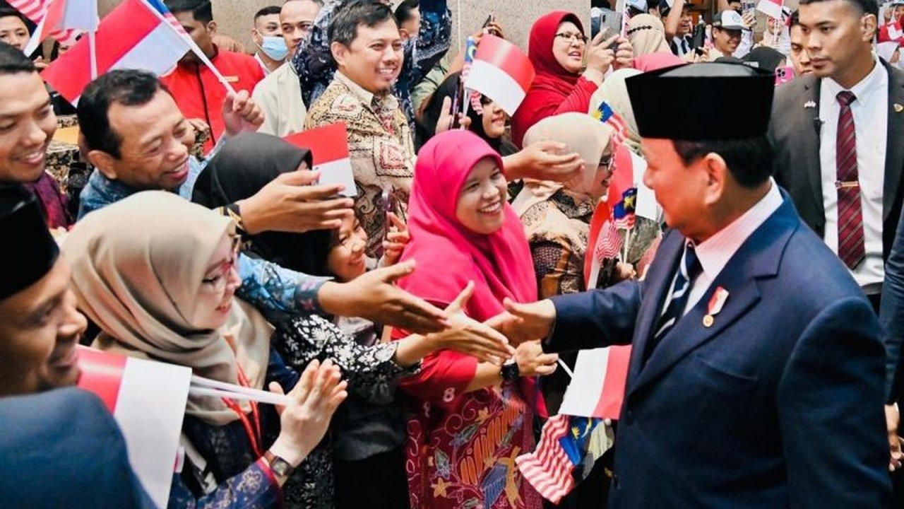 Kedatangan Presiden Prabowo Subianto di Kuala Lumpur disambut antusias oleh pelajar dan masyarakat Indonesia yang berharap kemajuan bangsa di berbagai sektor.
