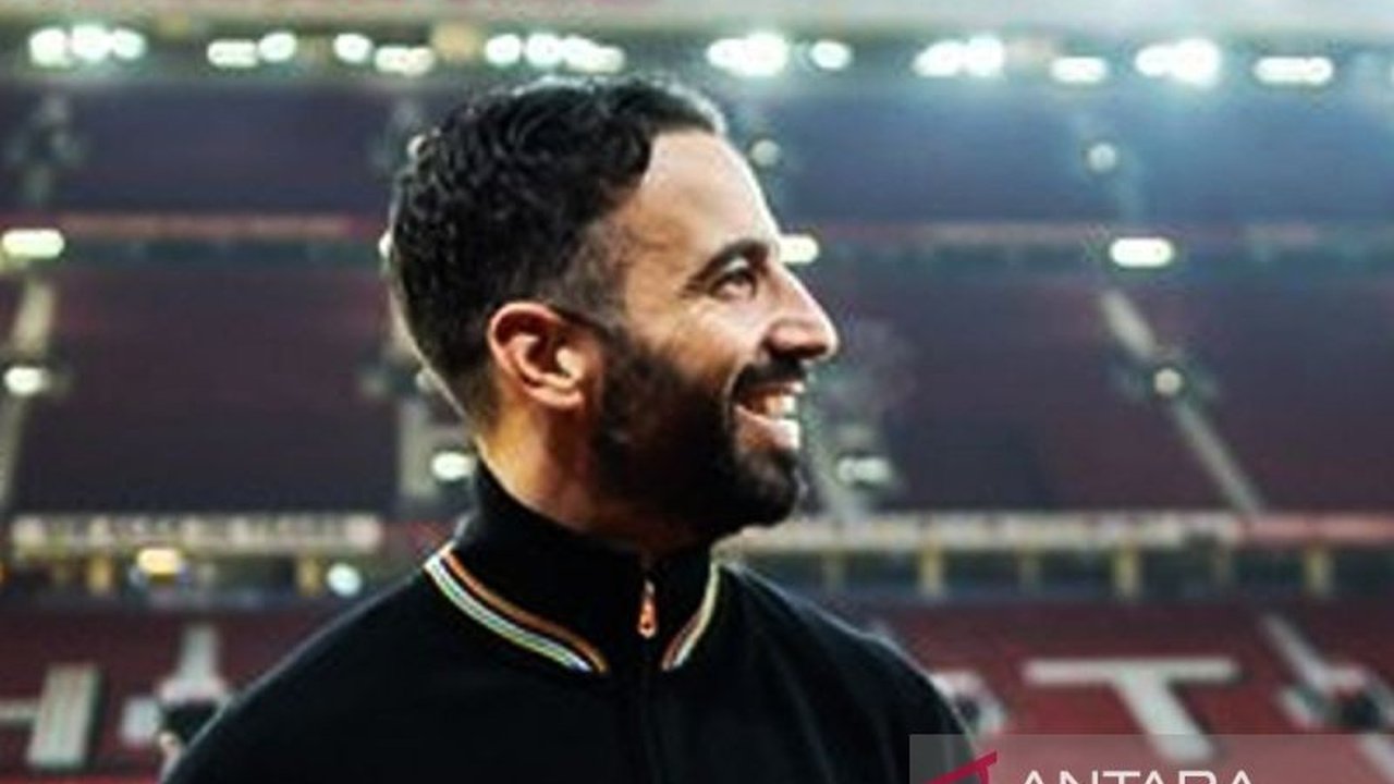 Pelatih Manchester United, Ruben Amorim, berkelakar bahwa dua bulan melatih MU membuatnya merasa 10 tahun lebih tua, meskipun baru merayakan ulang tahun ke-40; kemenangan atas Fulham jadi 'hadiah' terbaik.