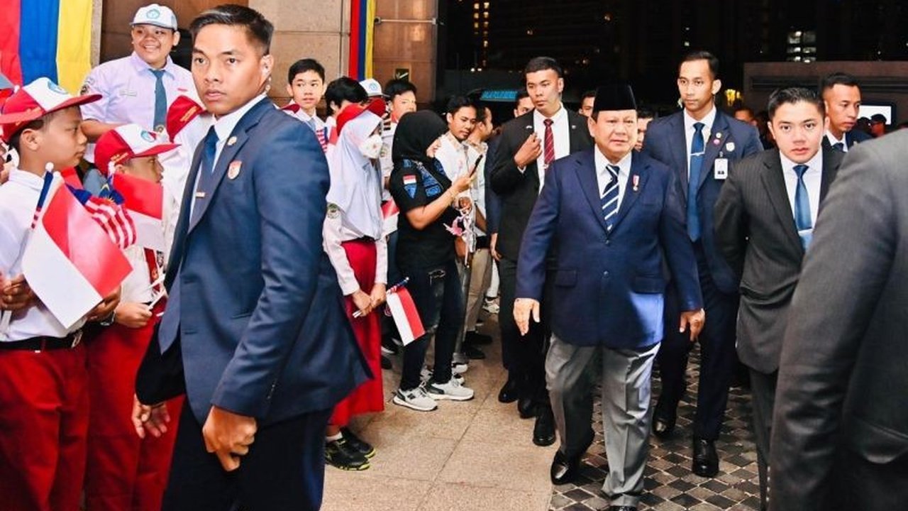 Presiden Prabowo Subianto beserta beberapa menteri kabinet melakukan kunjungan kenegaraan ke Malaysia untuk membahas penguatan hubungan bilateral kedua negara, termasuk penerimaan penghargaan bagi Presiden.