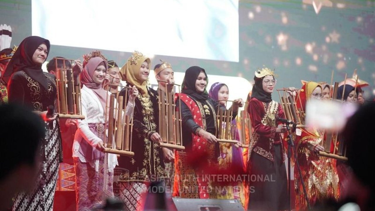 Siswi SMAI Al Azhar 4 Bekasi, Aleshia Raihana Zahira, meraih penghargaan Honourable Mention pada Asia Youth International Model United Nations (AYIMUN) ke-16 di Kuala Lumpur, Malaysia,  menunjukkan potensi generasi muda Indonesia di forum internasional.