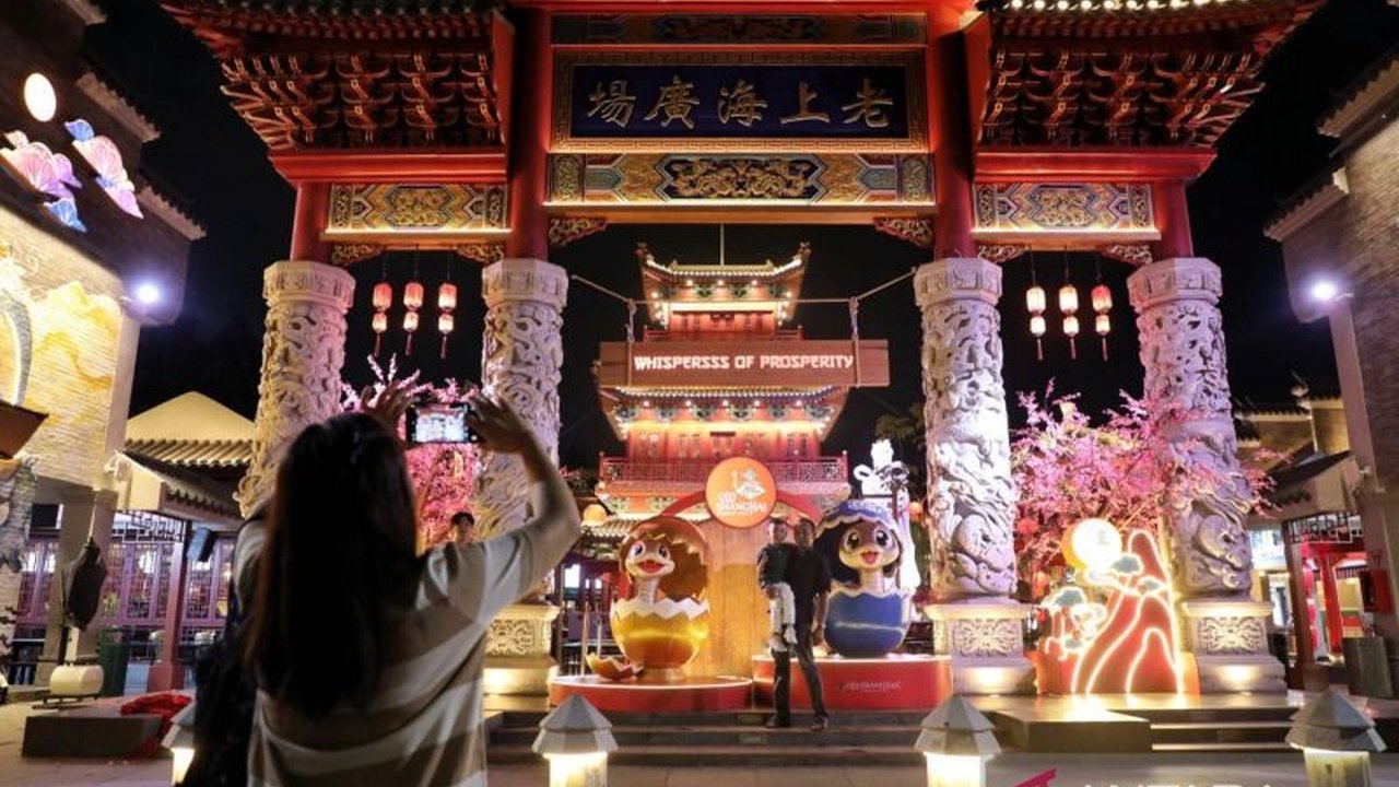 Old Shanghai, Jakarta Timur, siapkan sarana ibadah, aneka kuliner, dan atraksi barongsai juara dunia untuk memeriahkan perayaan Imlek 2576, mulai 20 Januari hingga 9 Februari.