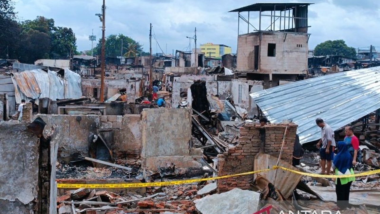 BPBD DKI Jakarta menghadapi tantangan dalam mengatasi peningkatan kasus kebakaran, terutama keterbatasan infrastruktur, kesadaran masyarakat, dan gedung-gedung yang tak memenuhi standar keselamatan kebakaran.
