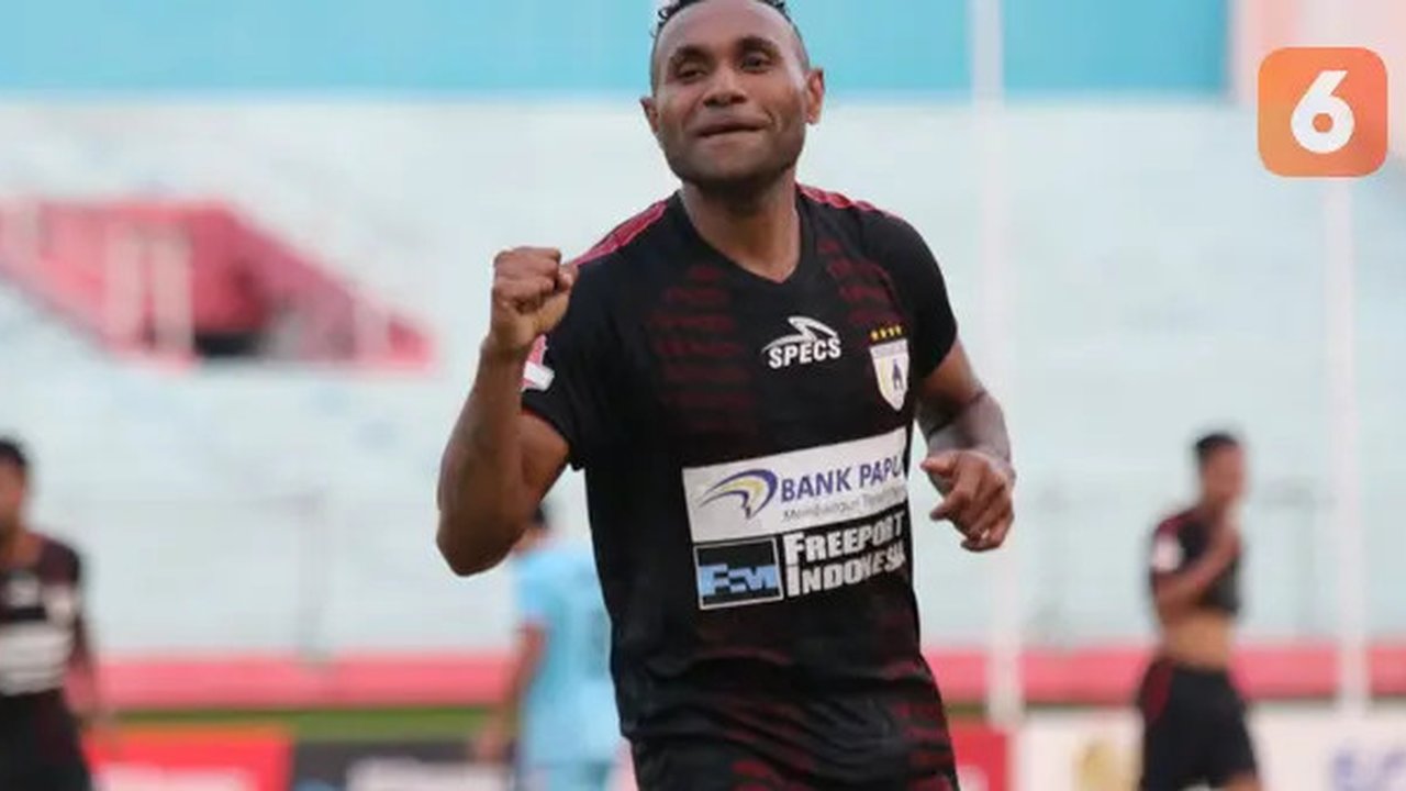 Titus Bonai kini menjadi tulang punggung Persipura Jayapura. (Bola.com/Aditya Wany)