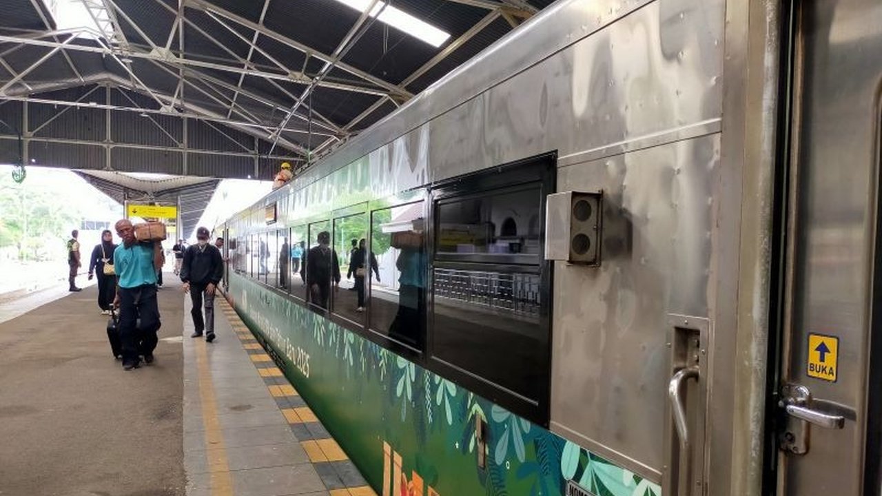 Kereta api dari Stasiun Gambir dan Pasar Senen berangkat tepat waktu pada Senin, 27 Januari 2025, meskipun sempat terjadi banjir dan gangguan perjalanan di jalur kereta api Grobogan.
