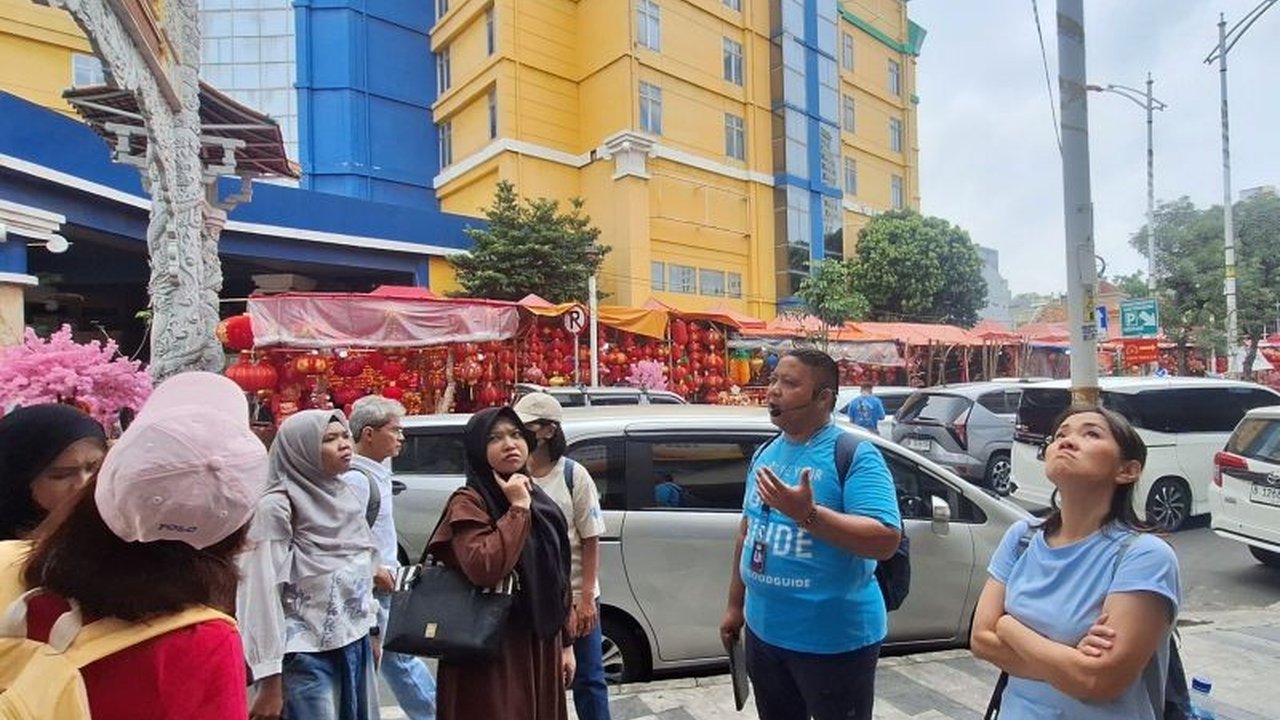 Tur jalan kaki sejarah Chinatown Glodok, Jakarta Barat, yang diselenggarakan Jakarta Good Guide ramai diikuti warga selama liburan Imlek 2576, menawarkan pengalaman edukatif dengan biaya seikhlasnya.