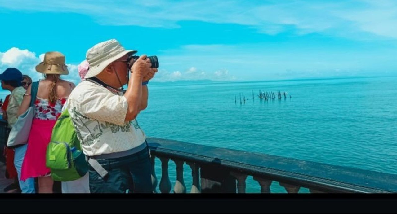 60 Wisatawan Mancanegara Ramaikan Pantai Ampenan yang Baru Direvitalisasi