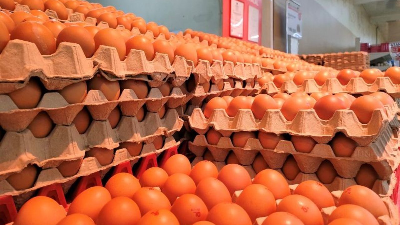 Praktisi kesehatan masyarakat, dr. Ngabila Salam, mengajak keluarga Indonesia untuk mengalihkan sebagian anggaran rokok untuk pemenuhan gizi anak guna mencegah stunting dan meningkatkan kesehatan keluarga.