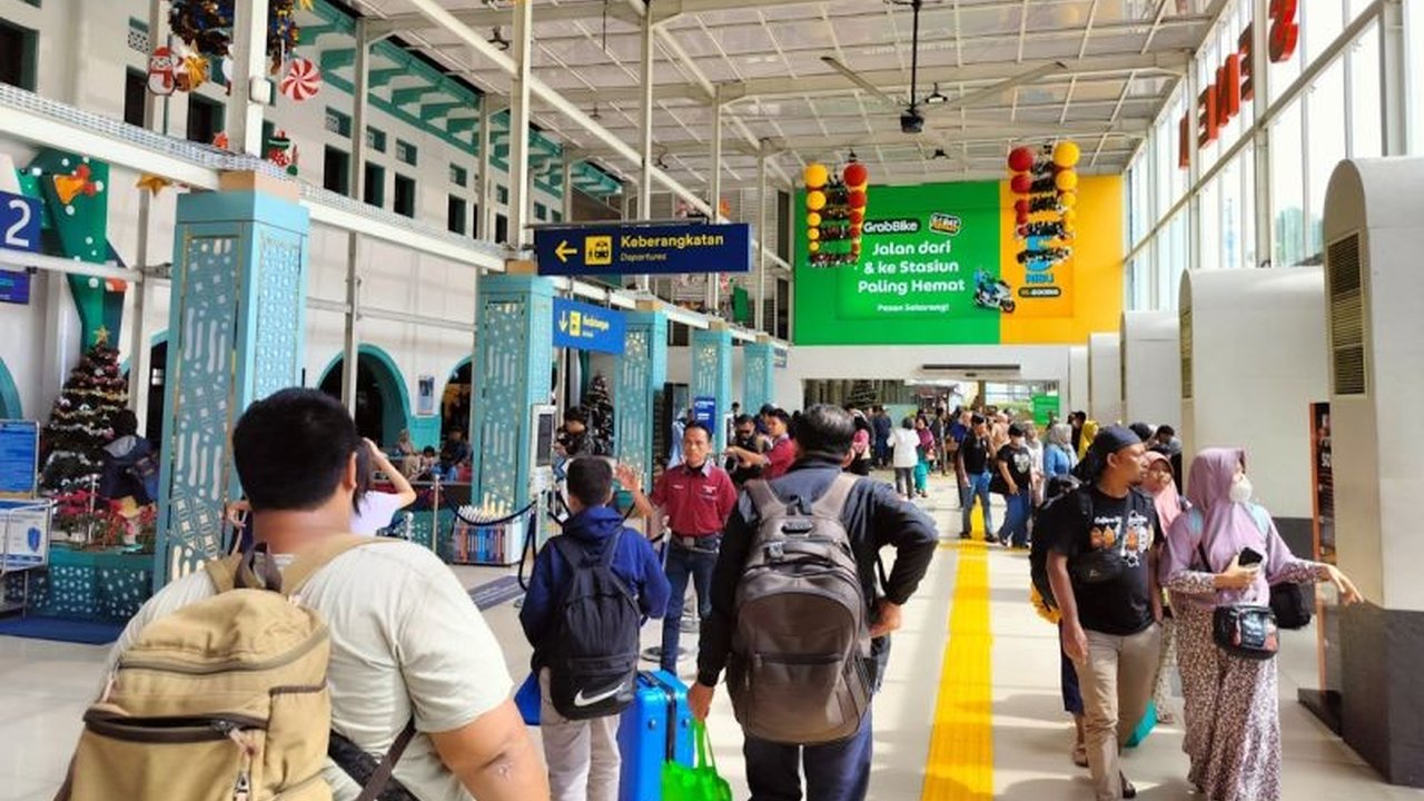 PT Kereta Api Indonesia (KAI) melaporkan okupansi kereta jarak jauh mencapai 117% pada 25 Januari 2025,  melebihi kapasitas karena tingginya permintaan penumpang selama libur panjang Isra Miraj dan Imlek,  dengan penjualan tiket mencapai 152.198 tiket.