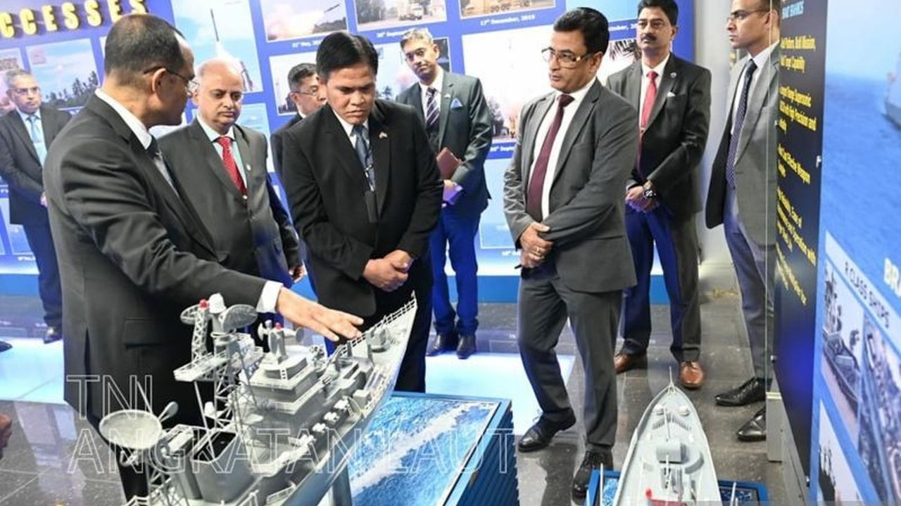 Kepala Staf TNI Angkatan Laut (KSAL) mengunjungi pabrik rudal BrahMos di India, sebagai bagian dari upaya mempererat hubungan bilateral dan kerja sama militer kedua negara yang memasuki usia 75 tahun.