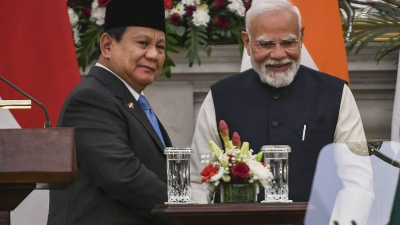 Selama kunjungan kenegaraan ke India, Prabowo Subianto dan PM Narendra Modi menunjukkan keakraban luar biasa, ditandai dengan pelukan hangat dan sapaan akrab 'brother', memperkuat hubungan bilateral Indonesia-India.