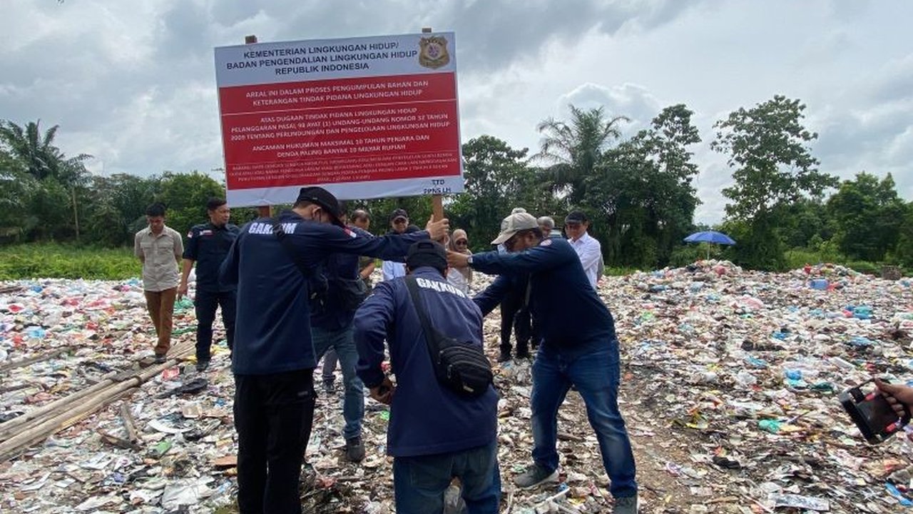 Pemerintah Indonesia di bawah kepemimpinan Presiden Prabowo dan Wapres Gibran meluncurkan langkah tegas mengatasi masalah sampah, termasuk penghentian impor sampah plastik dan penindakan terhadap TPA ilegal yang mencemari lingkungan.