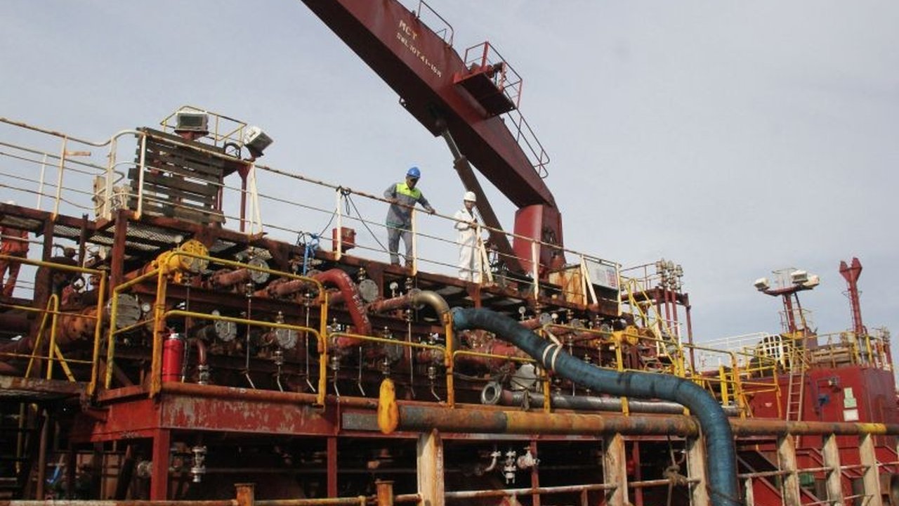 Pemerintah Indonesia mengalihkan ekspor minyak mentah untuk diolah di kilang dalam negeri guna meningkatkan produksi BBM dan mencapai swasembada energi, mengurangi ketergantungan impor.