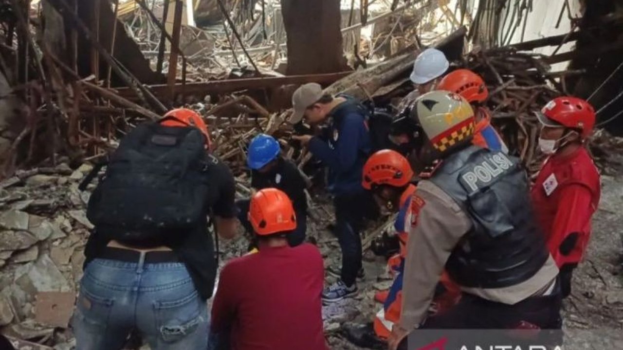 Pencarian korban kebakaran Glodok Plaza dihentikan sementara karena petugas fokus pada pembersihan lokasi dan identifikasi jenazah, meskipun petugas BPBD tetap siaga.