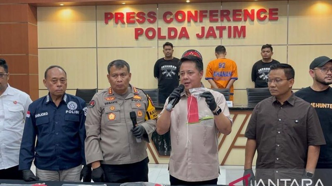 Polisi Jawa Timur mengungkap motif pembunuhan dan mutilasi seorang wanita di Surabaya karena sakit hati dan cemburu, dengan tersangka terancam hukuman mati.