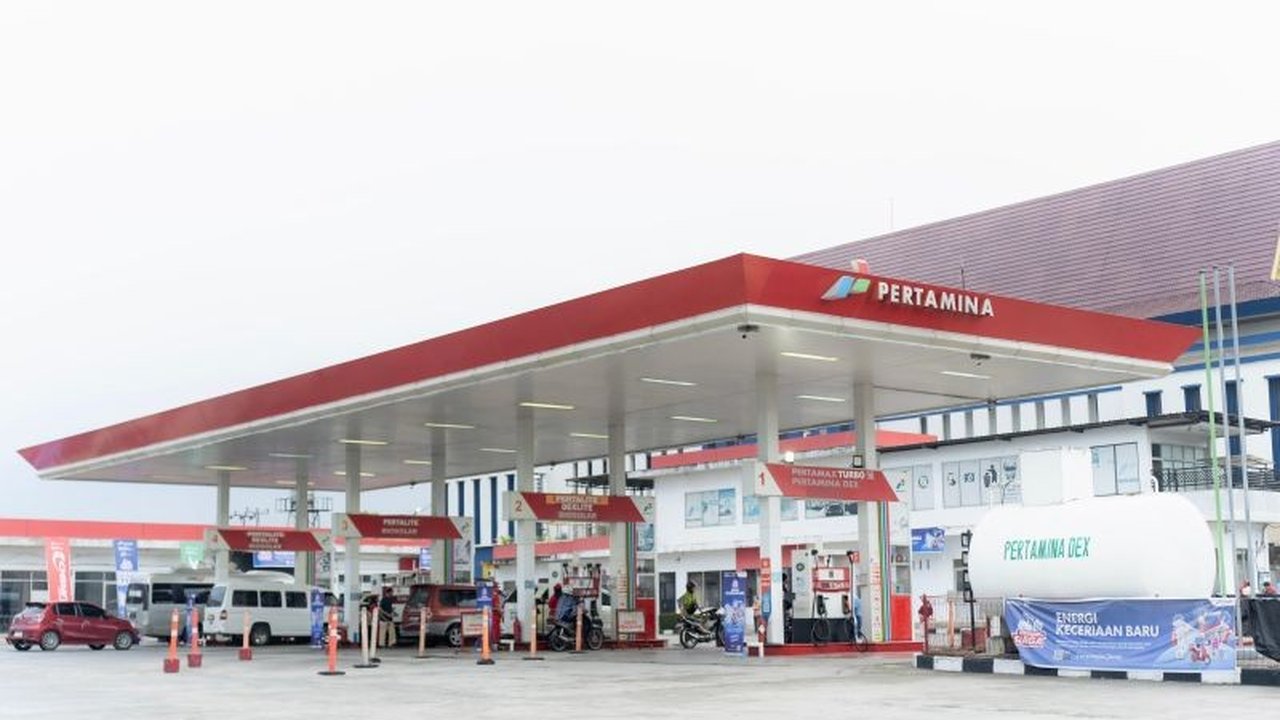 Pertamina menjamin pasokan BBM di Kepulauan Riau aman selama libur panjang Isra Miraj dan Imlek 2025, dengan stok Pertalite, Pertamax, dan solar yang cukup serta langkah-langkah antisipasi penyalahgunaan.