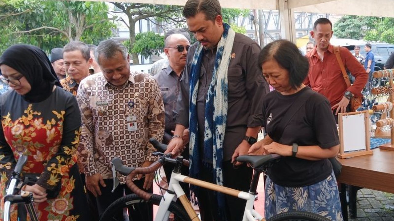 Menteri UMKM, Maman Abdurrahman, mengunjungi Rumah Kemasan di Temanggung, Jawa Tengah, yang didanai pemerintah pusat untuk mendorong kemajuan UMKM lokal melalui peningkatan kualitas pengemasan produk.