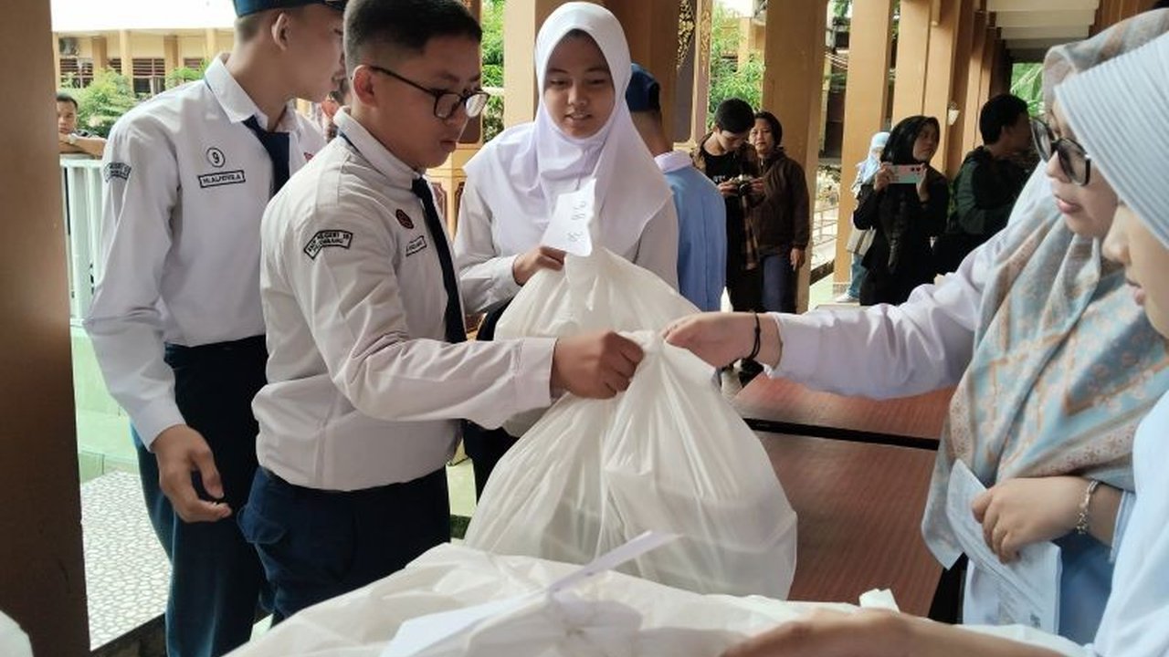Pemerintah Kota Palembang menyatakan program Makan Bergizi Gratis (MBG) telah terbentuk di 18 kecamatan, tetapi baru 3 yang beroperasi; kendala logistik jadi penyebabnya.