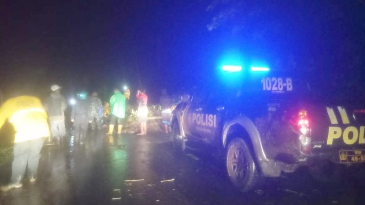 Jalur selatan Garut di Pakenjeng yang sempat tertutup longsor akibat hujan deras Minggu malam telah kembali normal, namun pengendara tetap diimbau waspada bahaya longsor susulan.