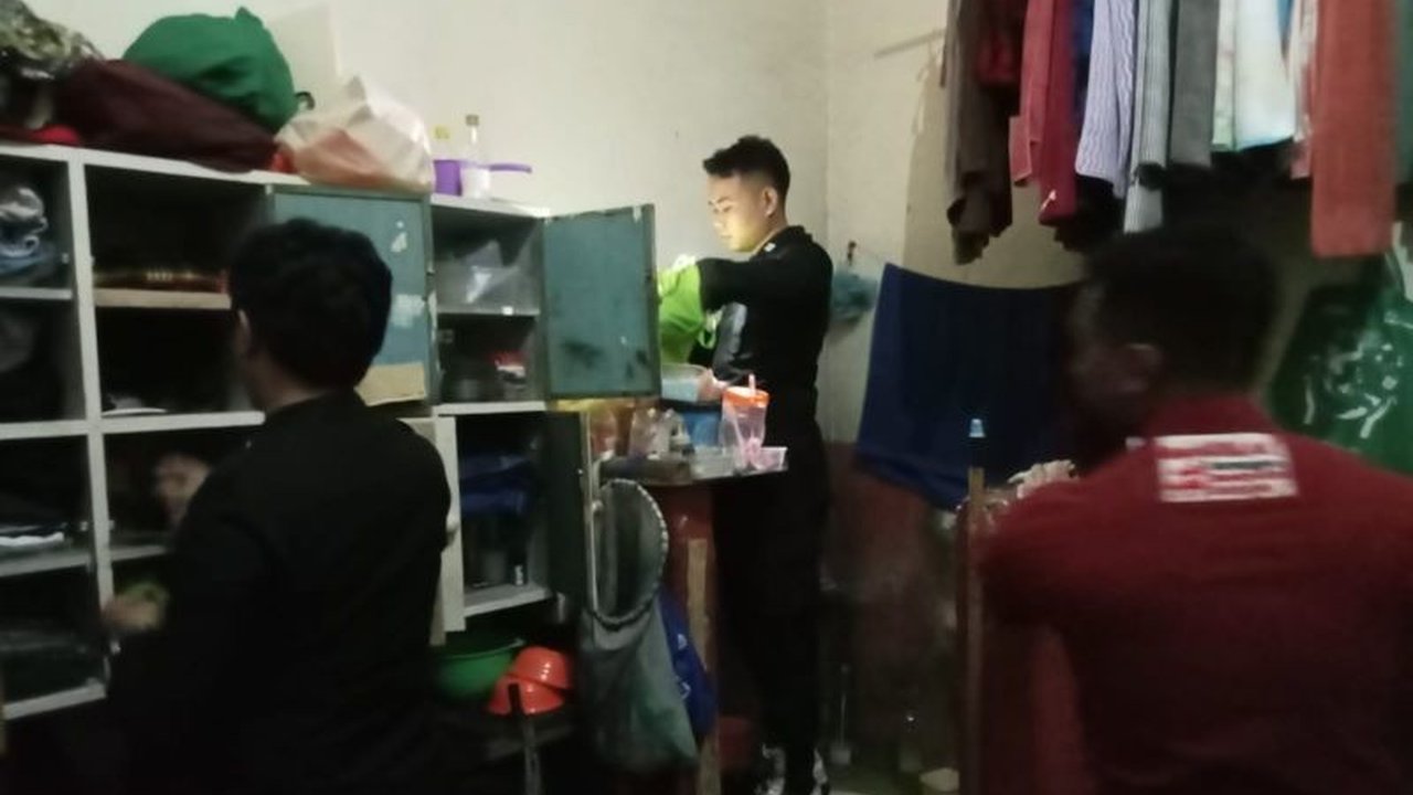 Lapas Kelas IIB Selong, Lombok Timur, NTB, menggelar razia dan menyita puluhan barang terlarang pada Minggu malam (26/01) untuk mencegah gangguan keamanan, meskipun tidak ditemukan narkoba atau HP.