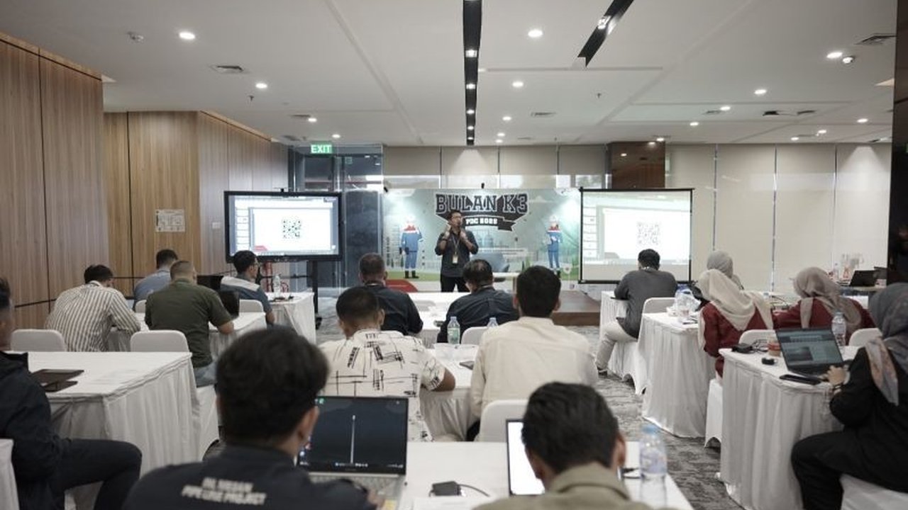 Direktur Keuangan PT Patra Drilling Contractor (PDC) mengajak seluruh karyawan untuk meningkatkan komitmen K3 demi lingkungan kerja yang sehat dan produktif, serta mendukung pencapaian target perusahaan.