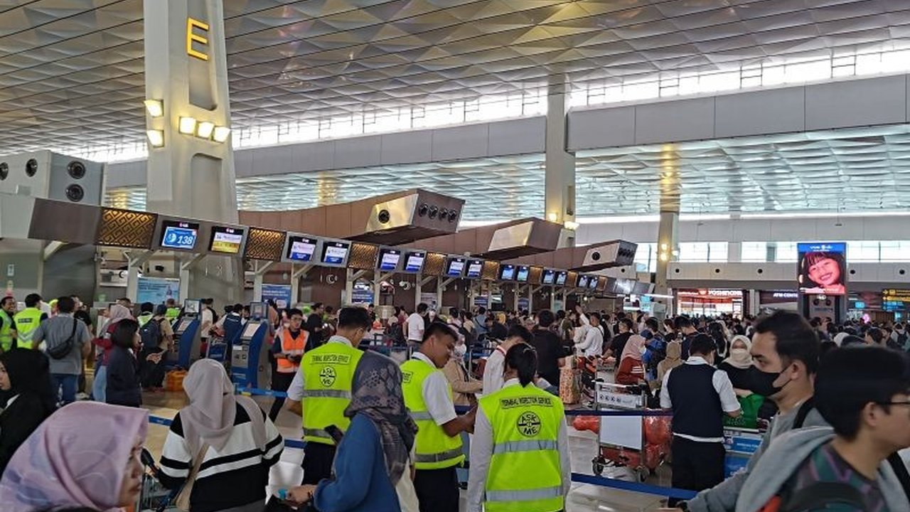 Garuda Indonesia Group mengoperasikan 68 penerbangan, termasuk 43 penerbangan tambahan, selama libur panjang Imlek dan Isra Mi'raj 2025 untuk mengantisipasi lonjakan penumpang dan mendukung pariwisata nasional.