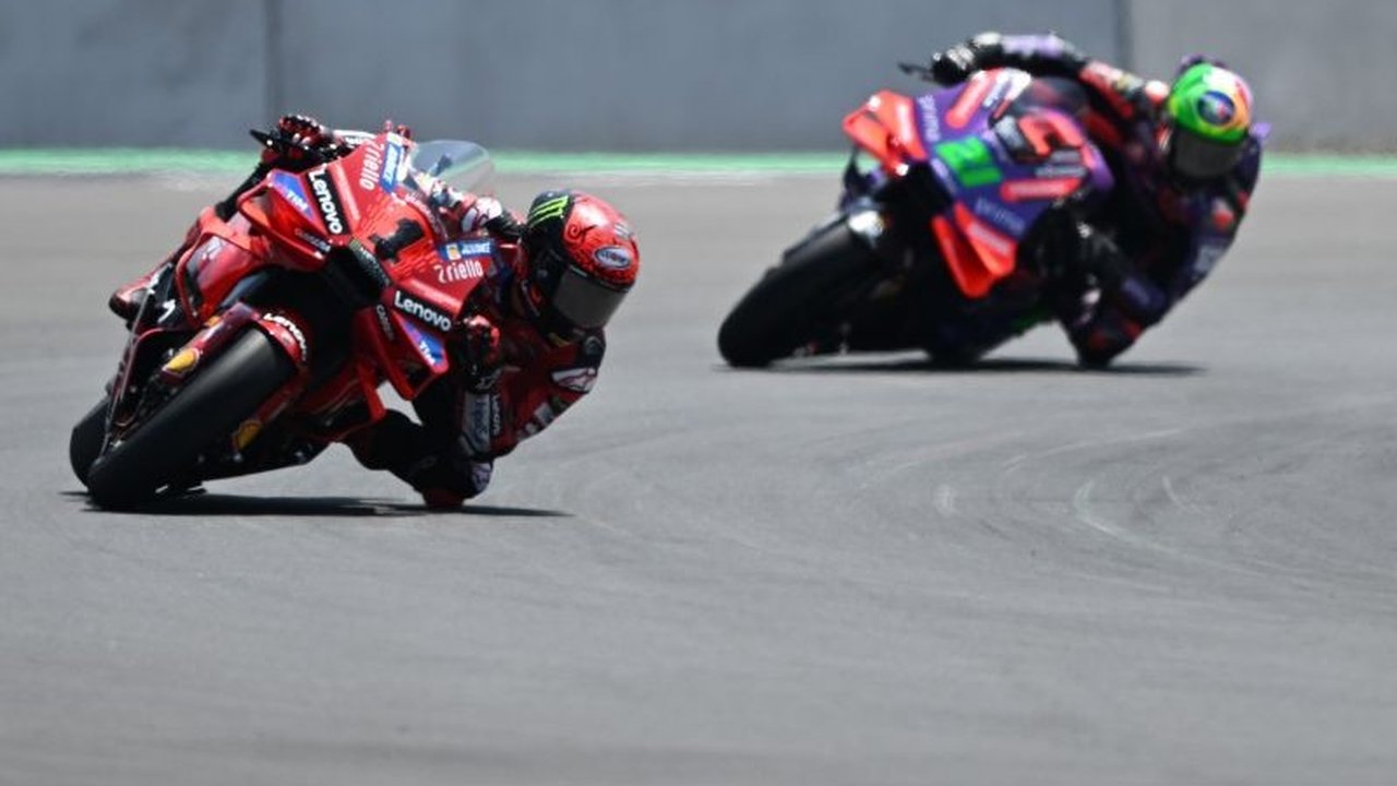 Para pembalap top VR46 Riders Academy berbagi ilmu dan pengalaman di Sirkuit Mandalika, Lombok,  mendorong bakat muda Indonesia menuju panggung balap internasional lewat kolaborasi Pertamina Enduro.