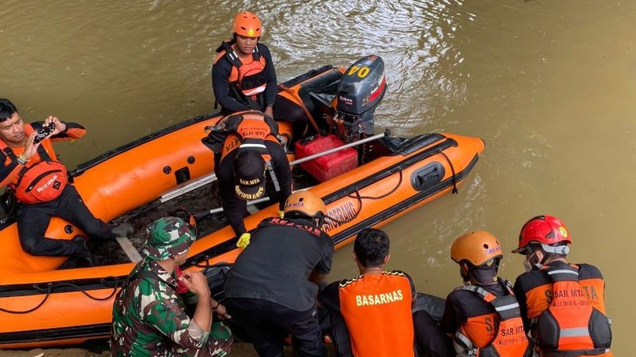 Tim SAR gabungan berhasil menemukan jasad Warsidi, seorang warga Tigaraksa yang tenggelam di Kali Cimanceri, Kabupaten Tangerang, setelah pencarian selama kurang lebih 24 jam.