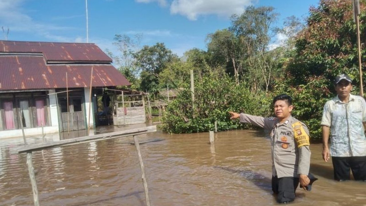 Polres Kubu Raya, melalui Polsek Kuala Mandor B, menyosialisasikan bahaya listrik saat banjir dan langkah pengamanan kepada warga di Kecamatan Kuala Mandor B yang terdampak banjir setinggi 30-50 cm.
