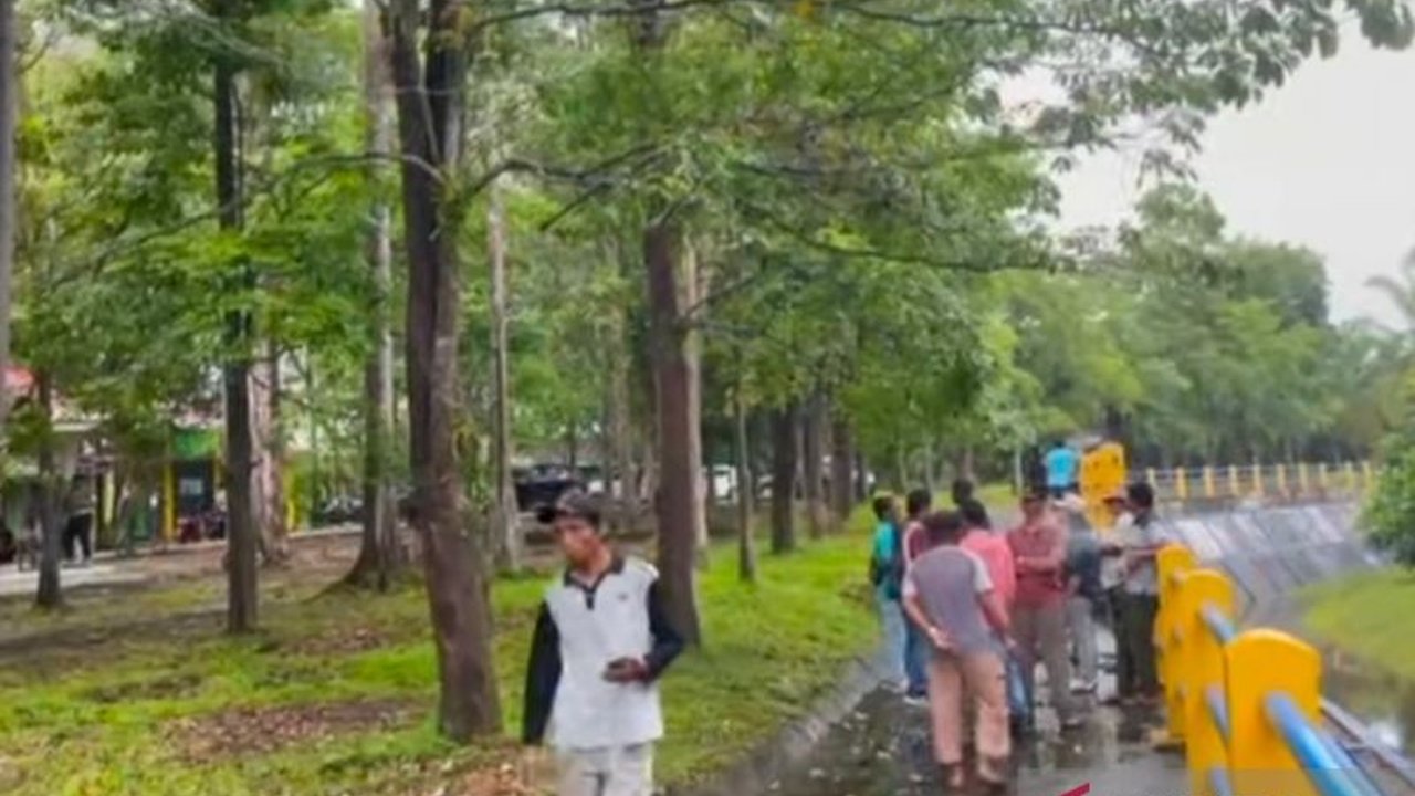 Objek wisata Danau Lebar di Mukomuko, Bengkulu, masih ditutup karena adanya ancaman harimau yang telah memangsa warga dan ternak, dan pihak BKSDA masih memasang perangkap.