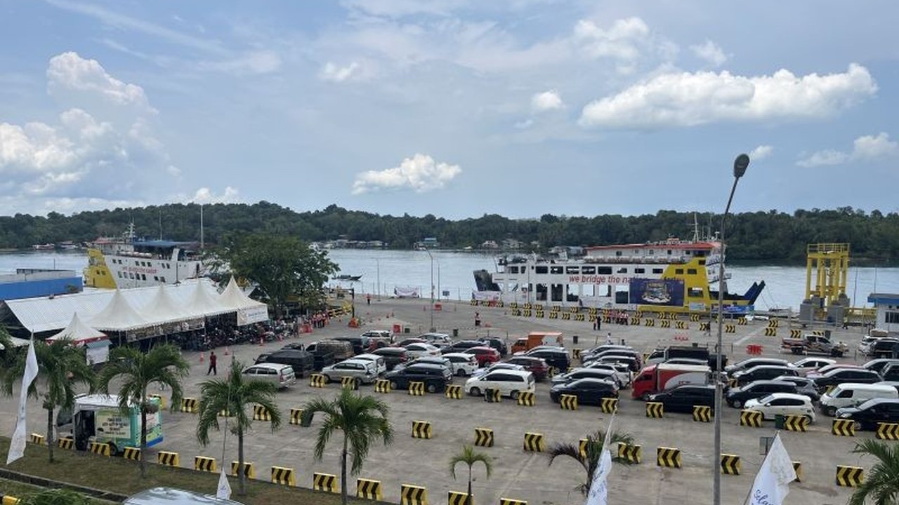 ASDP Batam mengimbau masyarakat membeli tiket feri secara daring via Ferizy untuk menghindari antrean panjang selama libur Isra Mikraj dan Imlek 2025, dengan menyiapkan langkah antisipasi lonjakan penumpang seperti penambahan armada.