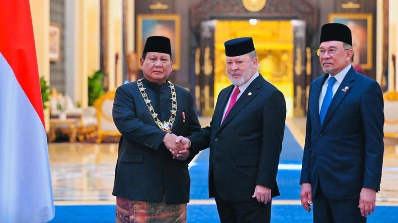 Presiden Prabowo Subianto menerima penghargaan tertinggi Darjah Kerabat Johor dari Sultan Ibrahim di Istana Negara Malaysia, Senin (27/1), sebagai simbol penguatan hubungan bilateral Indonesia-Malaysia.