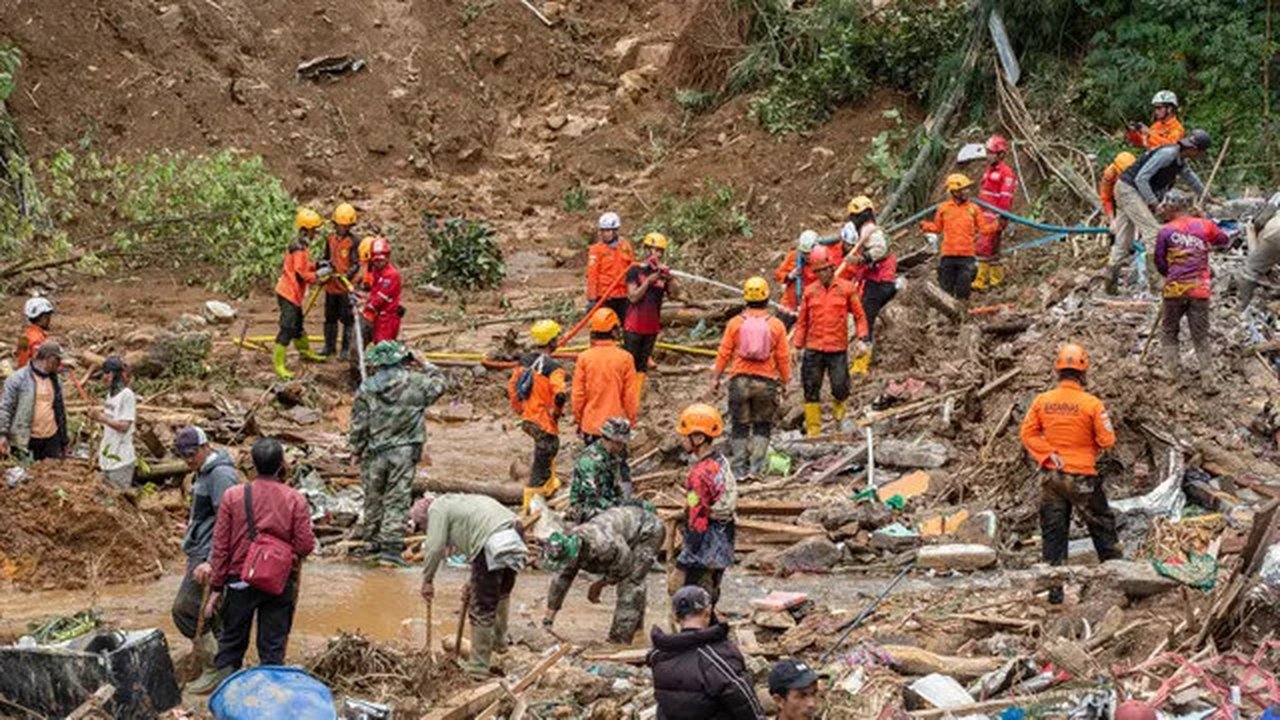 Sebelumnya, cuaca ekstrem dan hujan dengan intensitas tinggi yang mengguyur Desa Kasimpar, Kecamatan Petungkriyono, Kabupaten Pekalongan, Jawa Tengah menyebabkan terjadinya longsor pada Senin