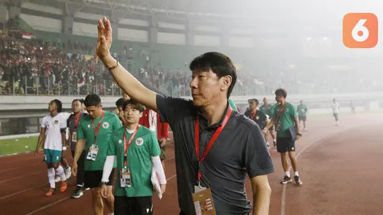 Tak lupa Shin Tae-yong serta asisten pelatih Timnas Indonesia U-19 memberikan rasa terima kasih kepada suporter. (Bola.com/M Iqbal Ichsan)
